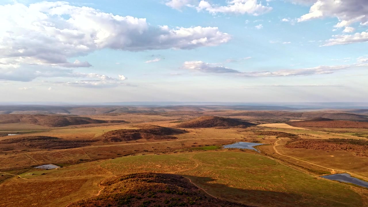 Nuvole che volano sopra un paesaggio collinare nella campagna sudafricana, timelapse dall'alto