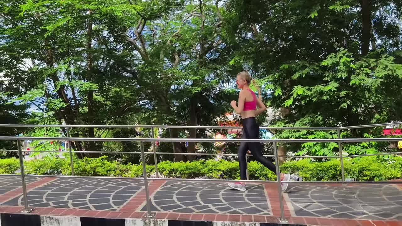 mujer corriendo al aire libre en un parque