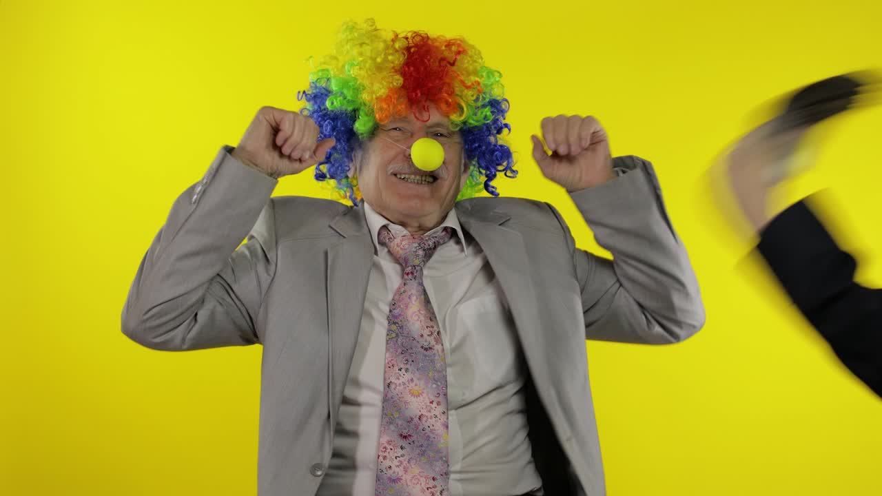 viejo payaso empresario empresario jefe bailando, entreteniendo, recibiendo dinero