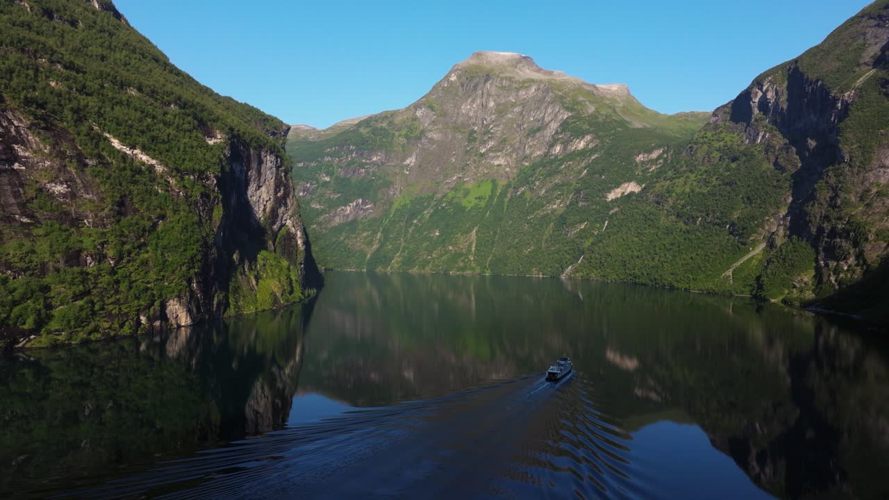 노르웨이의 게이랑거피오르드 (geirangerfjord) 에 있는 페리 보트의 아름다운 공중 풍경