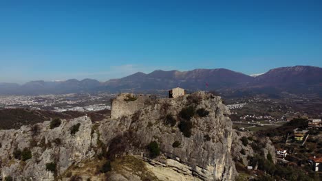 histórica fortaleza de petrela en albania, construida en la antigüedad del imperio romano