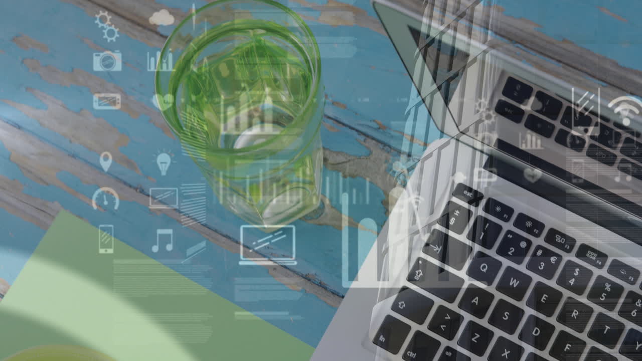 노트북의 클로즈업과 나무 테이블의 음료에 대한 데이터 처리의 애니메이션