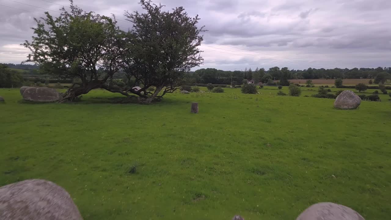 el círculo de piedra de piper revela una toma aérea. athgreany, irlanda