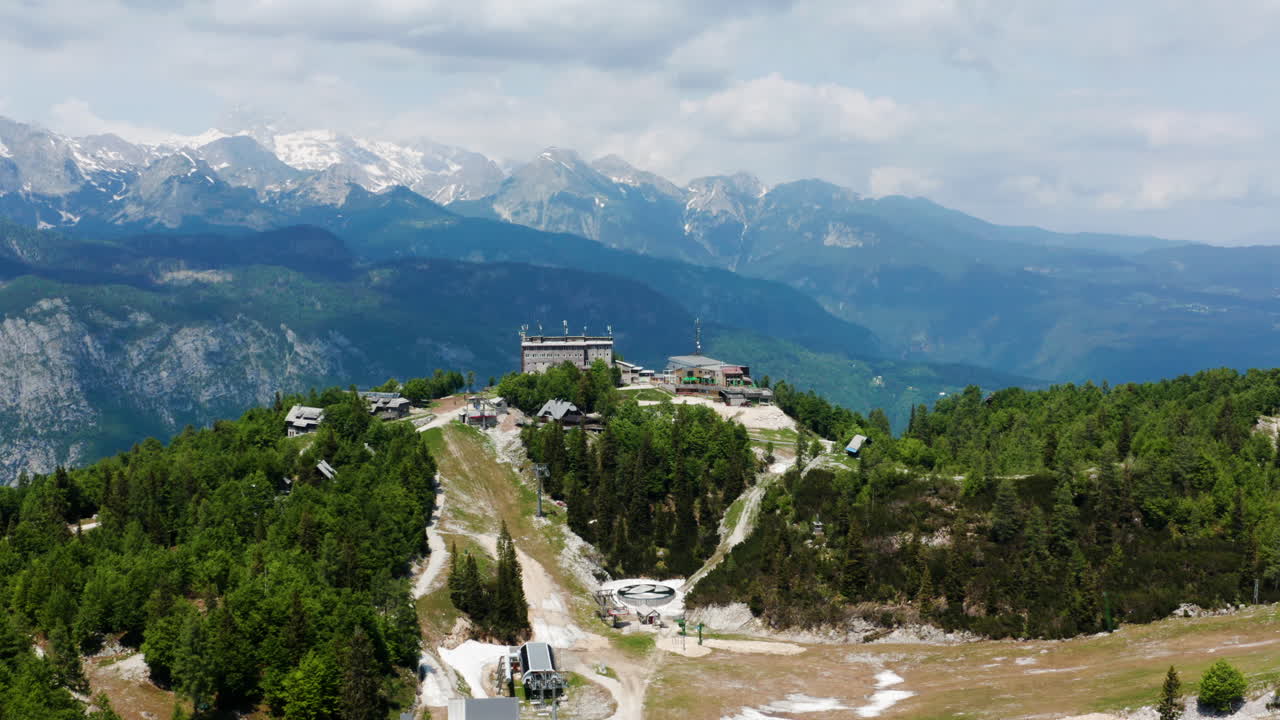 vista aérea de la estación de esquí vogel, hotel y restaurante en los alpes julianos y el parque nacional triglav, vogel, eslovenia