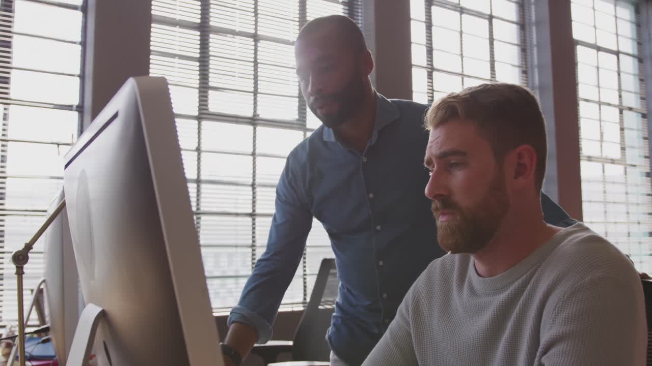 jóvenes profesionales creativos que trabajan en una oficina moderna
