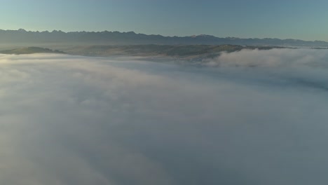 Himmlische-Landschaft-Mit-Wolkenmeer-Bei-Magischem-Sonnenaufgang,-Luftaufnahme
