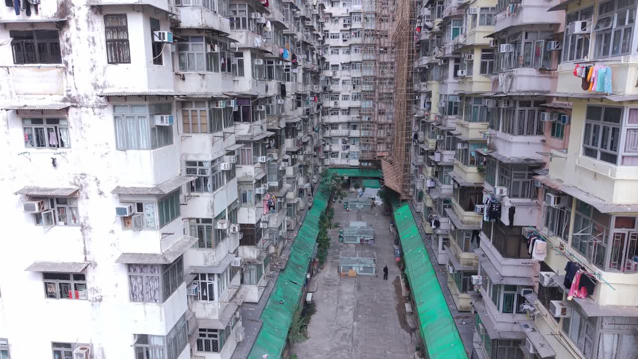Veduta aerea del famoso Monster Building di Hong Kong a Quarry Bay, che mostra i suoi densi blocchi residenziali e la sorprendente facciata ripetitiva nel paesaggio urbano (2).