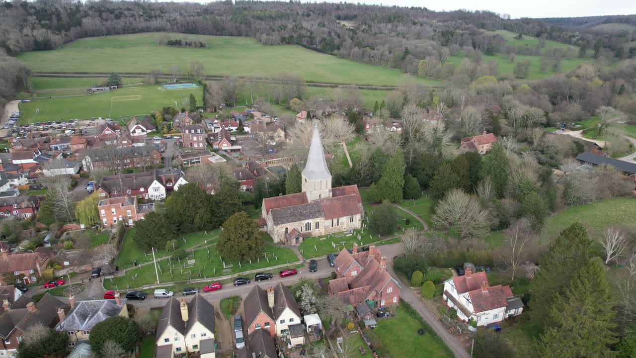 la iglesia de st james shere surrey reino unido pintoresca aldea inglesa imágenes aéreas de drones 4k