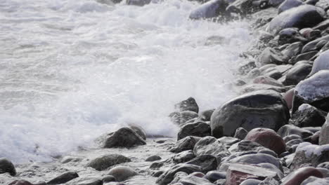 Olas-En-Cámara-Lenta-En-La-Costa-Rocosa