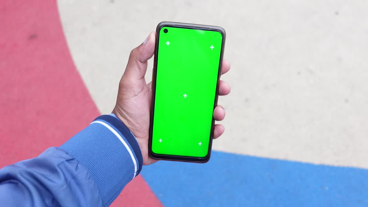 hombre con un teléfono de pantalla verde