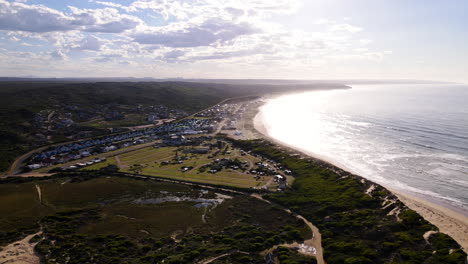 Vista-Aérea-Del-Amanecer-Por-Drones-De-La-Playa-De-Lappiesbaai-Y-Del-Camping-De-Still-Bay