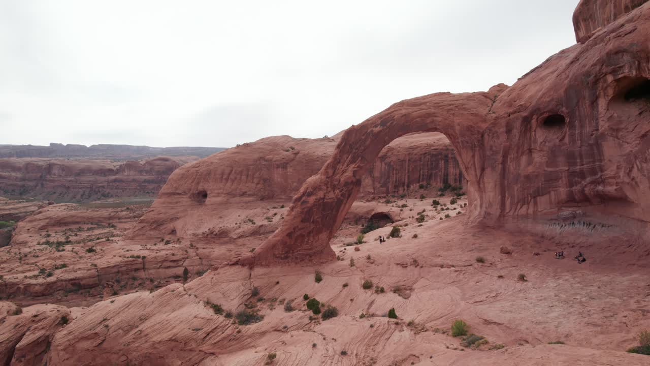 Drone che vola vicino all'Arco Corona a Moab, Utah. Filmato aereo della natura, ricreazione e turismo del Servizio Parchi Nazionali.