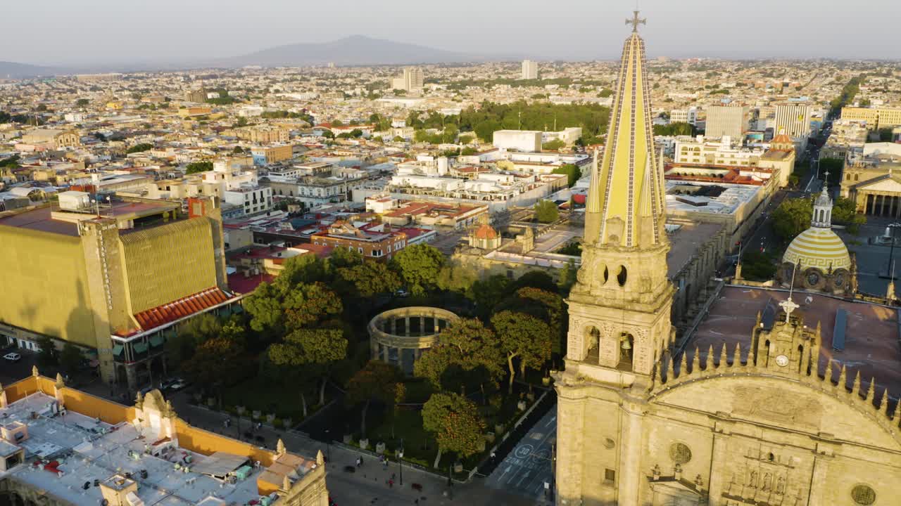 Movimento de câmera em direção à Rotonda de los Jaliscienses Ilustres, Catedral de Guadalajara