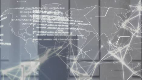 animación de puntos conectados a través del lenguaje informático en el mapa contra el escritorio y la silla en la oficina