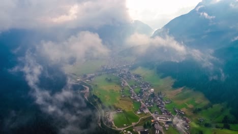 sappada, italia, esquina noreste de los alpes dolomitas. vuelos aéreos de drones fpv.