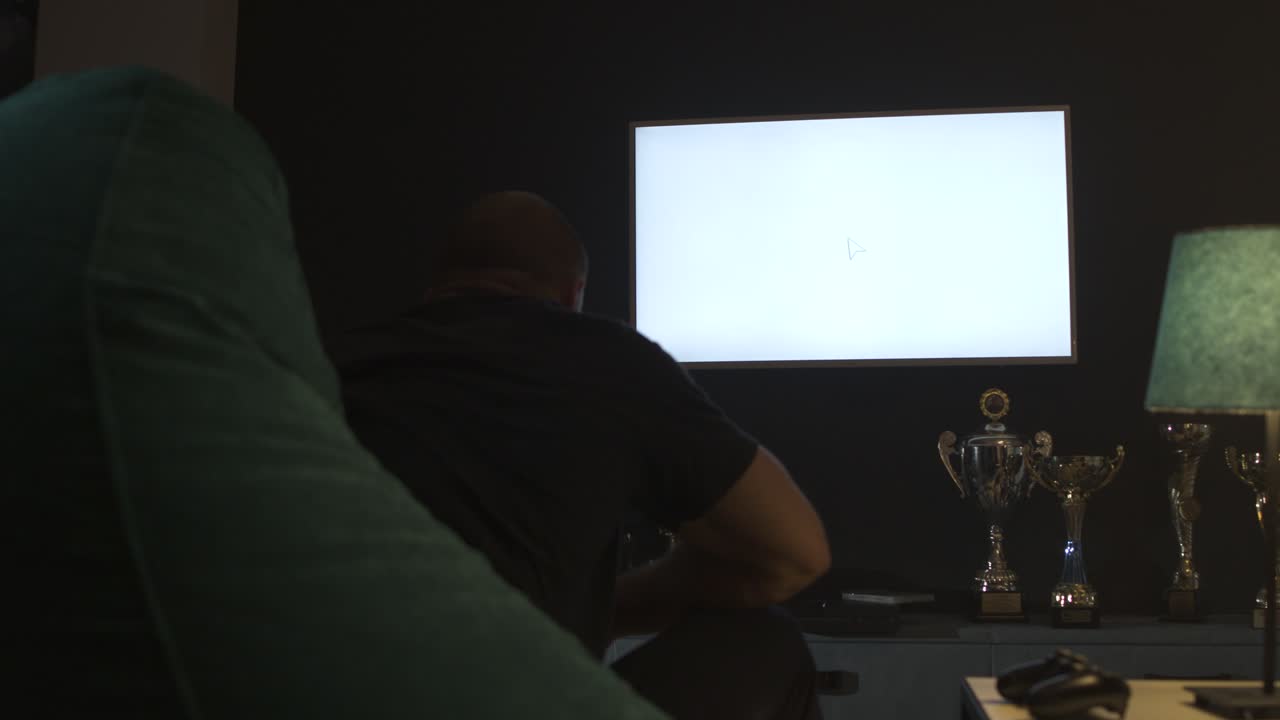 집에서 비디오 게임을 하는 남자