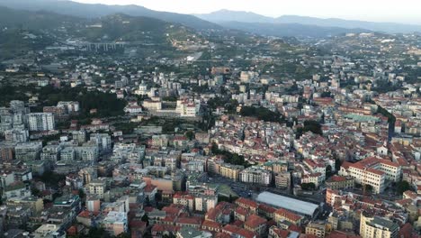 Imágenes-Aéreas-De-La-Costa-De-San-Remo,-Italia,-Riviera-De-Liguria,-Del-Famoso-Paisaje-Urbano-De-La-Ciudad-Para-El-Festival-De-Música-Italiano