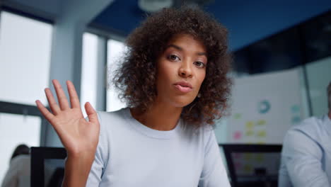 mujer de negocios positiva hablando en la cámara