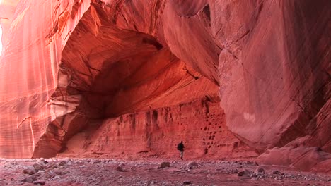 Mittlere-Aufnahme-Eines-Wanderers-In-Einer-Wüstenschlucht