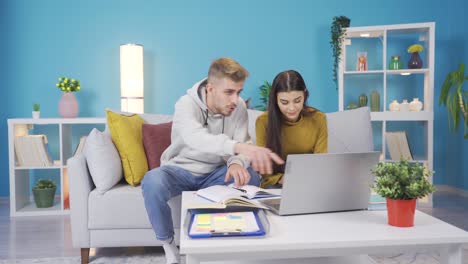 Joven-Universitaria-Y-Chico-Estudiando-En-Casa,-Estudiando-Para-Exámenes.