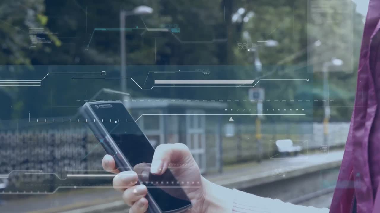 animación de la interfaz y el procesamiento de datos, sobre una mujer de negocios en la estación usando un teléfono inteligente