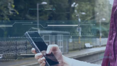 Animation-Der-Schnittstelle-Und-Datenverarbeitung,-über-Einer-Geschäftsfrau-Am-Bahnhof-Mit-Smartphone
