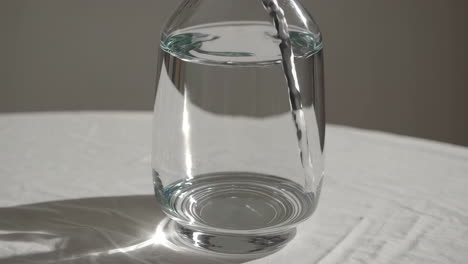 agua que se vierte en el vidrio