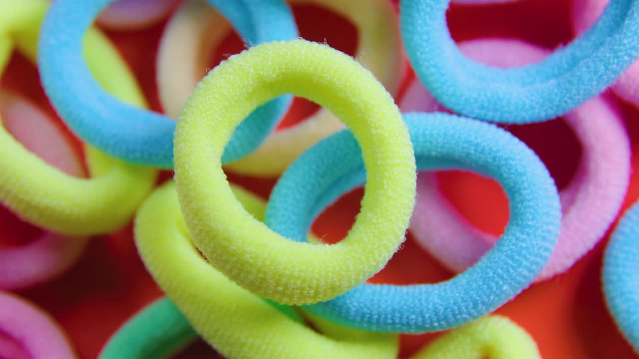 enfoque selectivo de un colorido giratorio cerca de las bandas de goma.