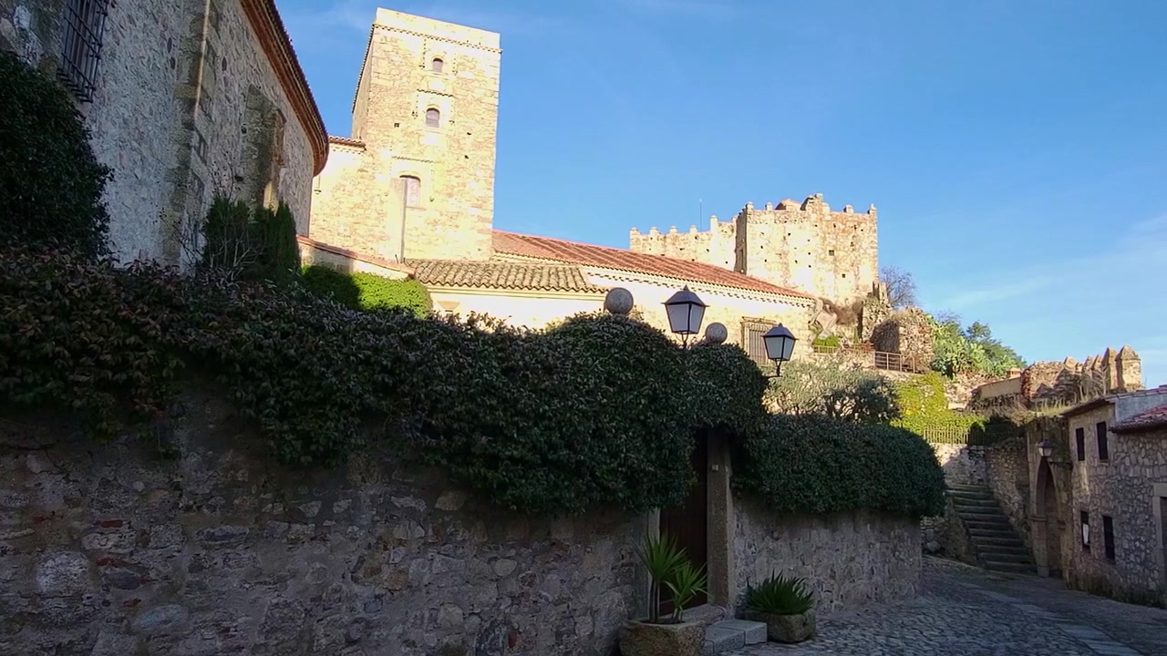 Città medievale. Vista della sezione superiore delle mura della città di Trujillo. Spagna.