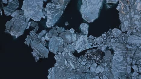 Vista-Detallada-De-Témpanos-De-Hielo-Etéreos,-Icebergs-Flotando-En-Aguas-Verdes-Azuladas-únicas