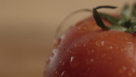 foto de producto de estudio macro de tomate fresco con gotas de agua sobre él con fondo borroso