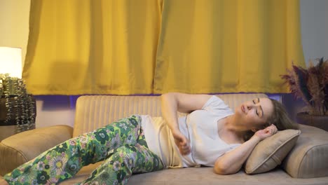 cuando se despierta, la mujer relajada se relaja.