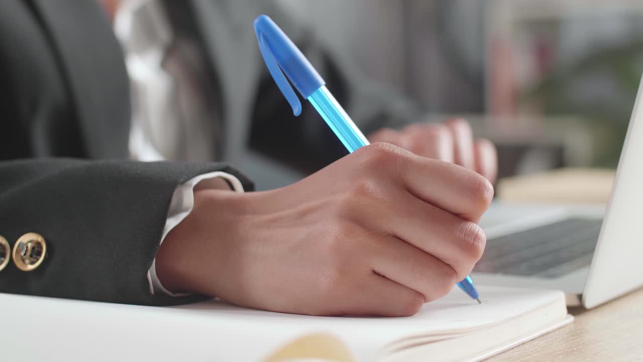 mujer escribiendo notas en un cuaderno