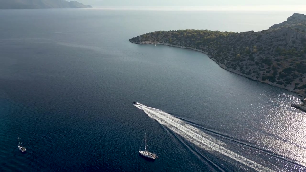 Splendida ripresa con drone al rallentatore che segue un motoscafo che naviga intorno alle isole greche.