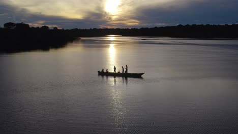 barco al atardecer en el río amazonas