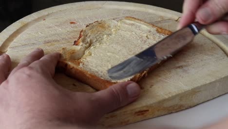 untando mantequilla en tostadas