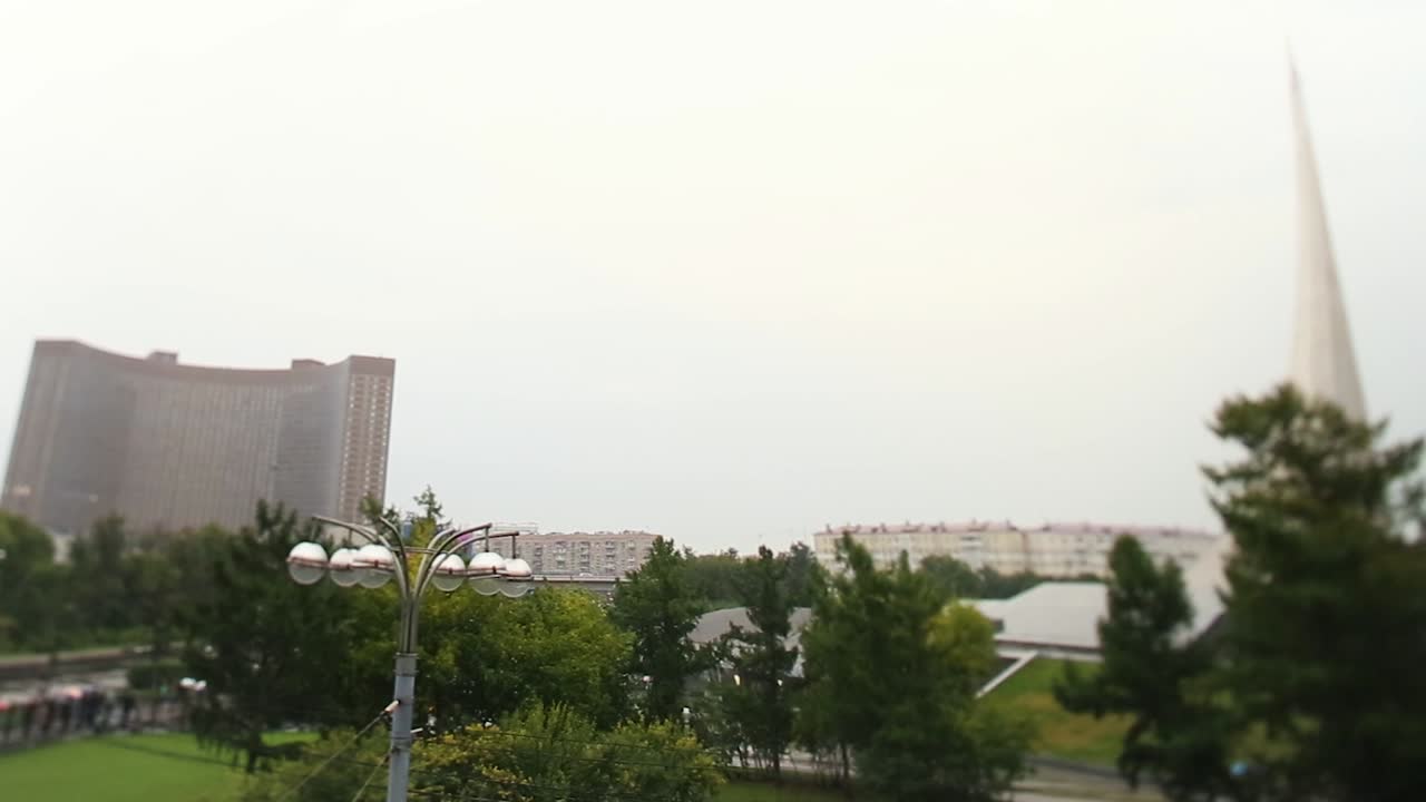 paisaje urbano con monumento