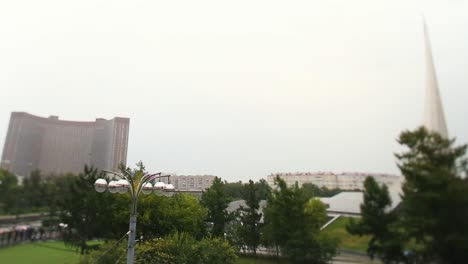 paisaje urbano con monumento