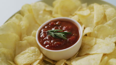 Video-Von-Chips-Und-Salsa-Dip-Auf-Einer-Grauen-Oberfläche