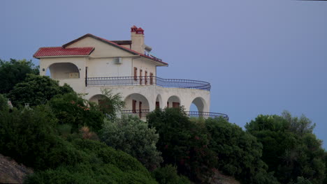 Cabaña-En-La-Colina-Contra-El-Cielo-Nocturno