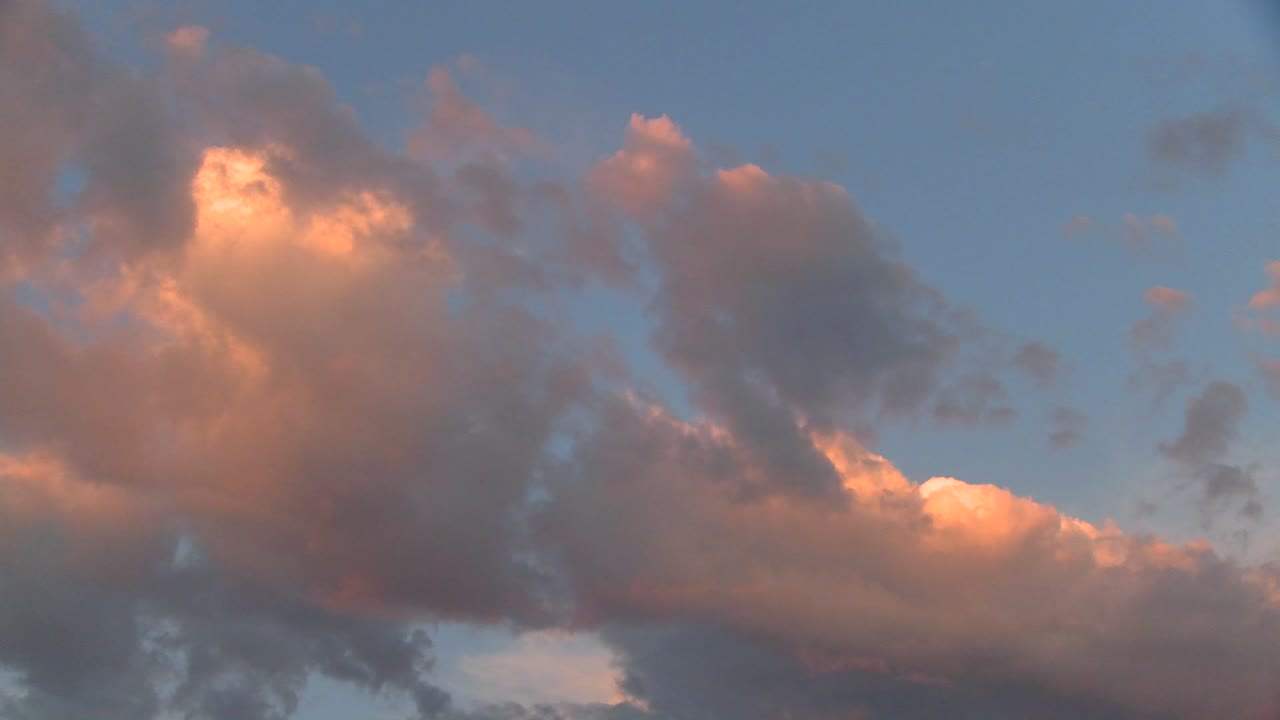 주황색은 일몰 시 시간 경과 구름을 반사합니다.