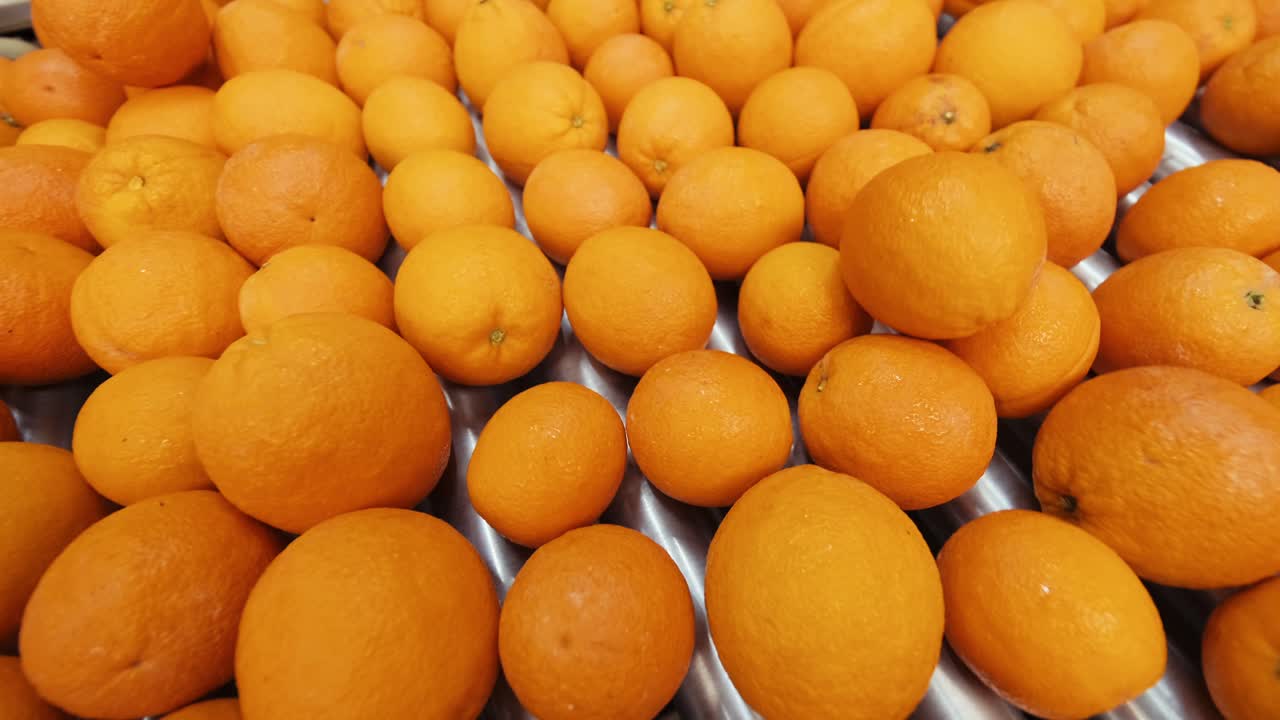 산업용 포장 공장-2의 등급 및 분류 기계에서 굴러가는 오렌지