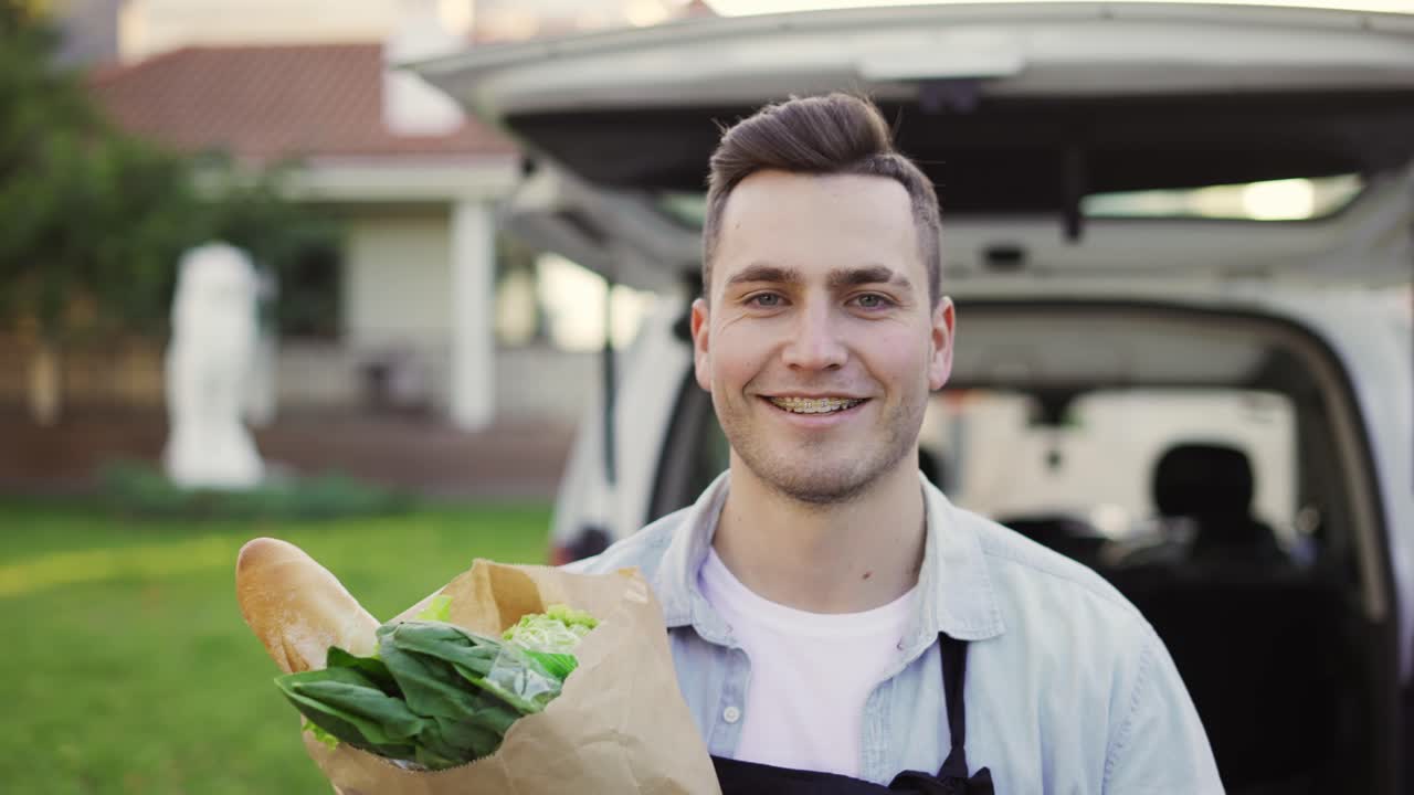 카메라  ⁇ 리어 남자가 차에서 집으로 가고 종이 가방을 들고 있는 것을 보고 웃으며 가까이 가서