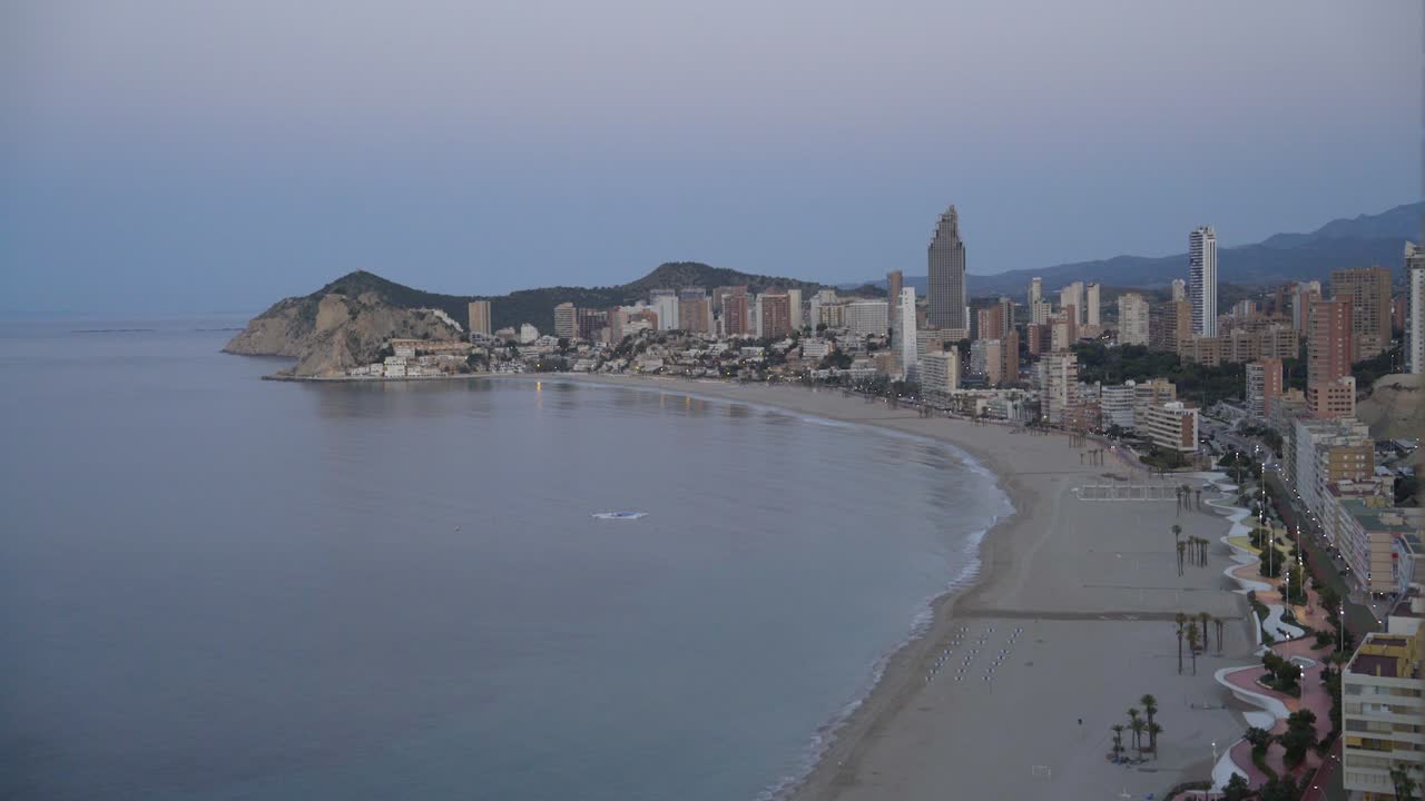 Tramonto sulla spiaggia di Benidorm, resort e costa dall'alto, 4K