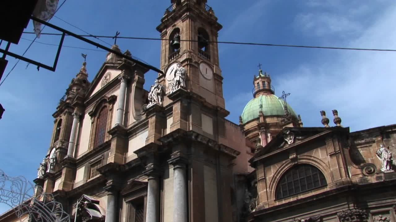 un ángulo bajo de un edificio religioso debajo de un cielo azul nublado palermo italia