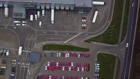 Vista-Aérea-De-Un-Gran-Estacionamiento-Y-El-Frente-De-Una-Empresa-De-Transporte-En-Estocolmo-Suecia