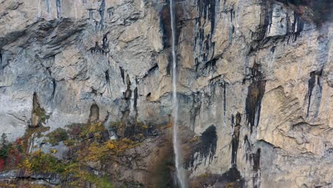 cascada gigante sobre las rocas de la montaña cayendo en un día brillante en lauterbrunnen, suiza