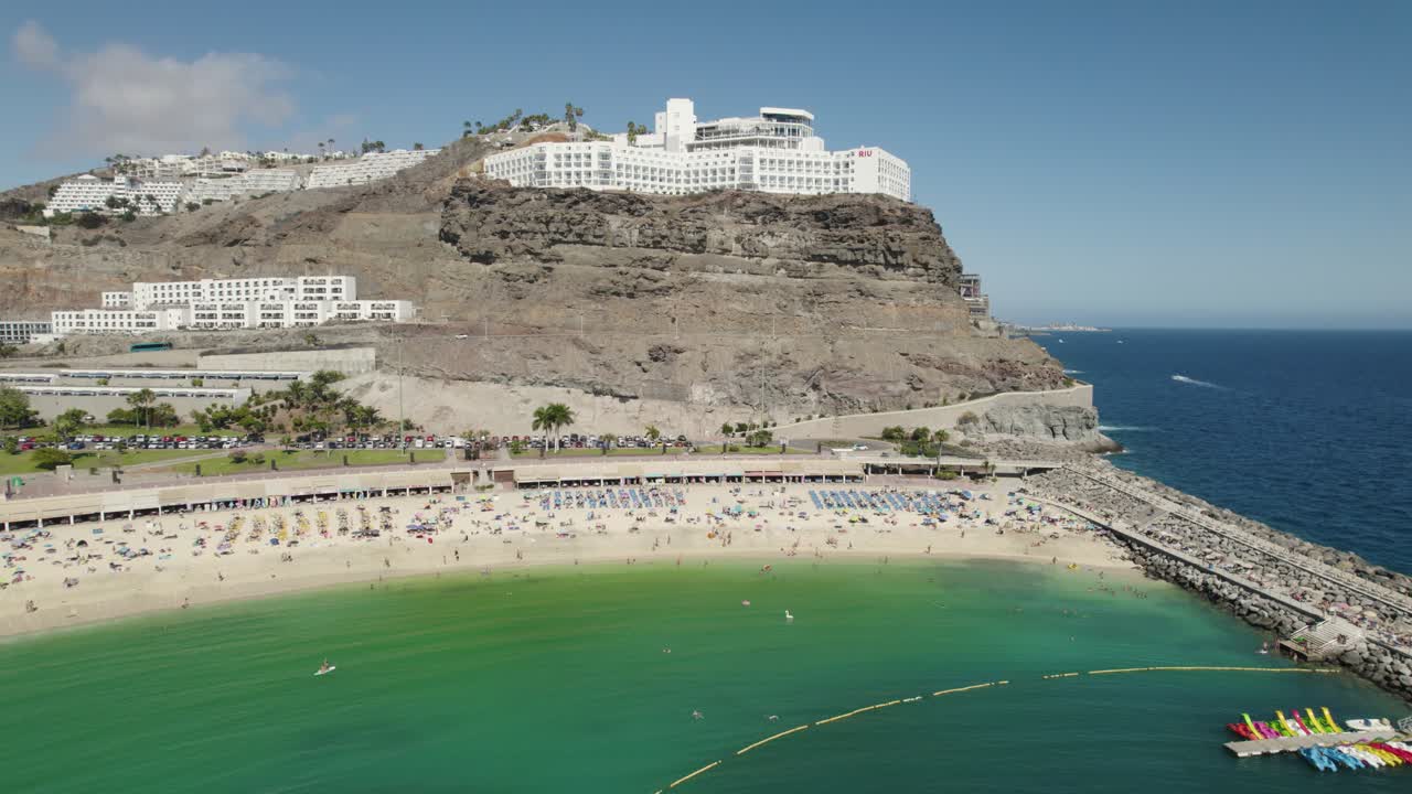 푸에르토리코의 플라야 데 로스 아마도레스(playa de los amadores)의 원형 공중 전망, 호텔이 있는 그란 카나리아, 정오에 배경에서 목욕하는 사람들