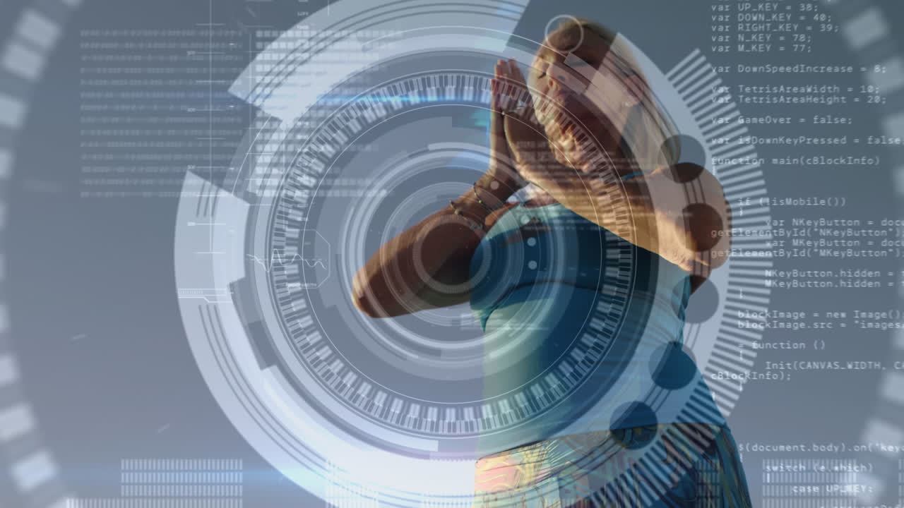 escáner redondo y procesamiento de datos contra mujer anciana caucásica meditando y practicando yoga