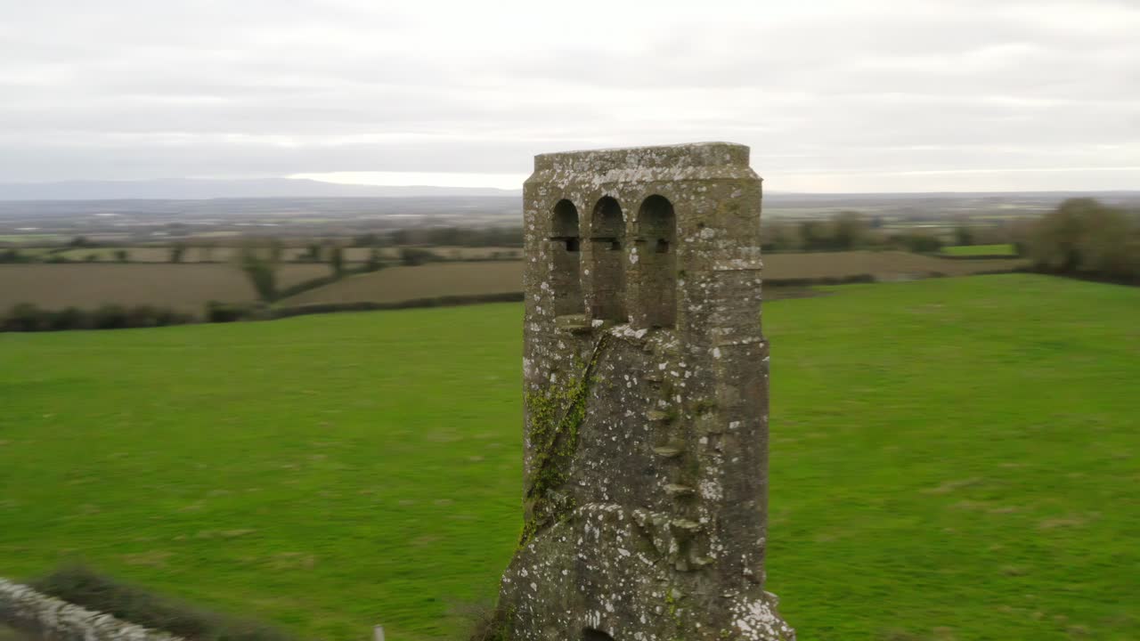 paralaje de órbita rápida alrededor de la torre del campanario de ladrillo delgado de la iglesia remanente en el campo irlandés